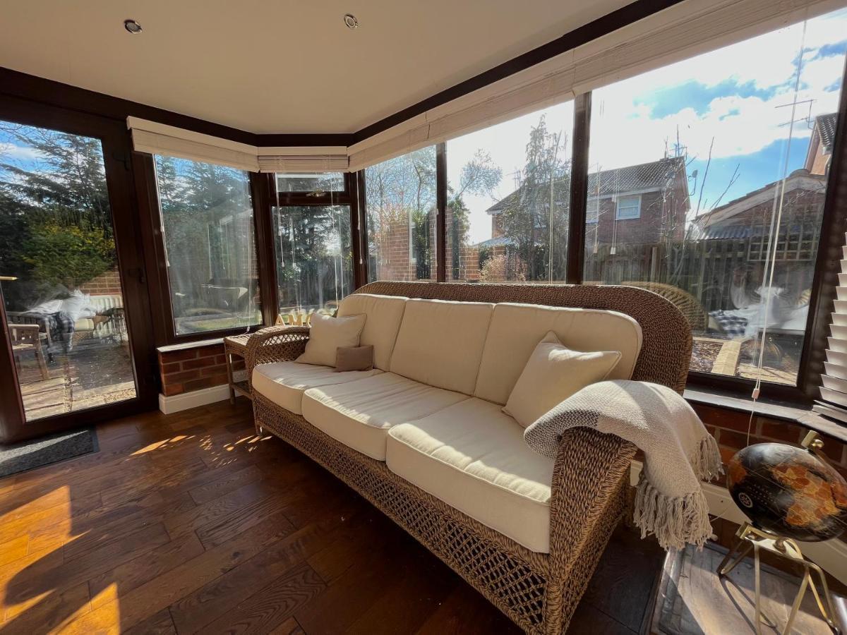 Stunning Beverley Bungalow W Fireplace, Private Parking, And Garden Екстериор снимка
